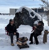 石碑の前で倉本聰（右）にインタビューする小山薫堂（左）。