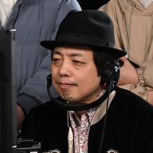 小松利昌が演じる羽座丘卓。