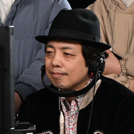 小松利昌が演じる羽座丘卓。