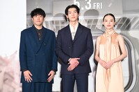 「青春18×2 君へと続く道」記者会見の様子。左から藤井道人、シュー・グァンハン、清原果耶。