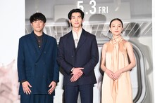 「青春18×2 君へと続く道」記者会見の様子。左から藤井道人、シュー・グァンハン、清原果耶。