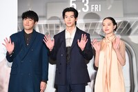 「青春18×2 君へと続く道」記者会見の様子。左から藤井道人、シュー・グァンハン、清原果耶。