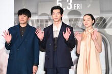 「青春18×2 君へと続く道」記者会見の様子。左から藤井道人、シュー・グァンハン、清原果耶。