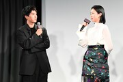 左から坂東龍汰、河合優実。