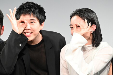 左から坂東龍汰、河合優実。