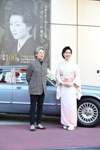 左から斎藤明美、名取裕子。