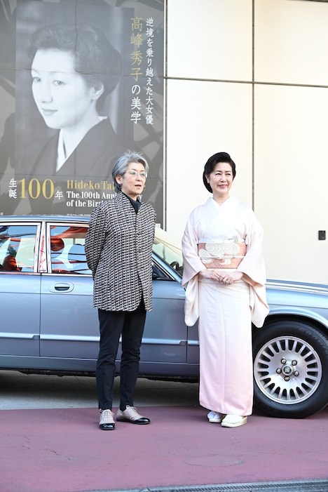 左から斎藤明美、名取裕子。