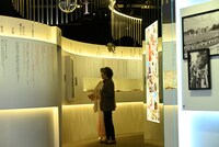 特別展を見学する名取裕子（奥）と斎藤明美（手前）。