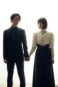 左から亀梨和也、見上愛。