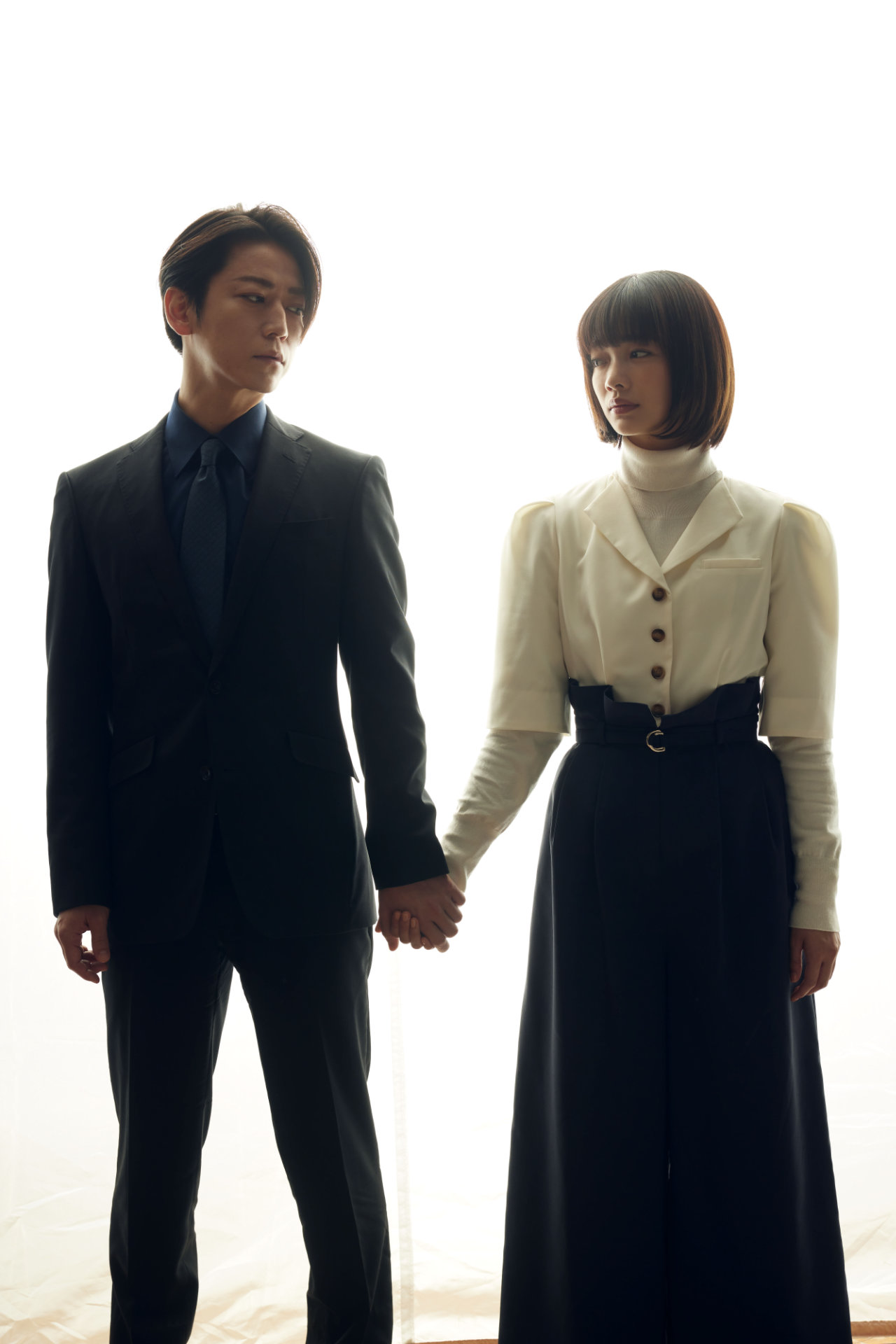 左から亀梨和也、見上愛。