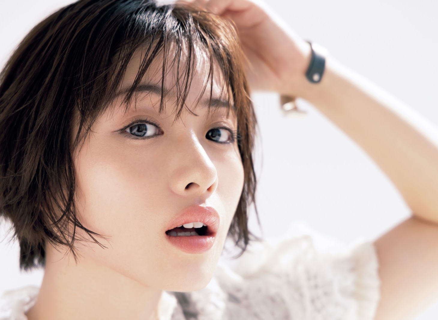 「LEE」5月号より石原さとみの先行カット。(c)「LEE」2024年5月号/集英社 撮影/YUJI TAKEUCHI（BALLPARK）