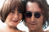 「ジョン・レノン 失われた週末」より、息子ジュリアンを抱き海水浴を楽しむジョン・レノン（右）。