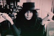 「ジョン・レノン 失われた週末」より、ジョン・レノンと別居中のオノ・ヨーコ。