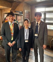 左から飯尾和樹、今田美桜、山本耕史。