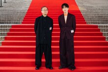 左から金子修介、岡田将生。