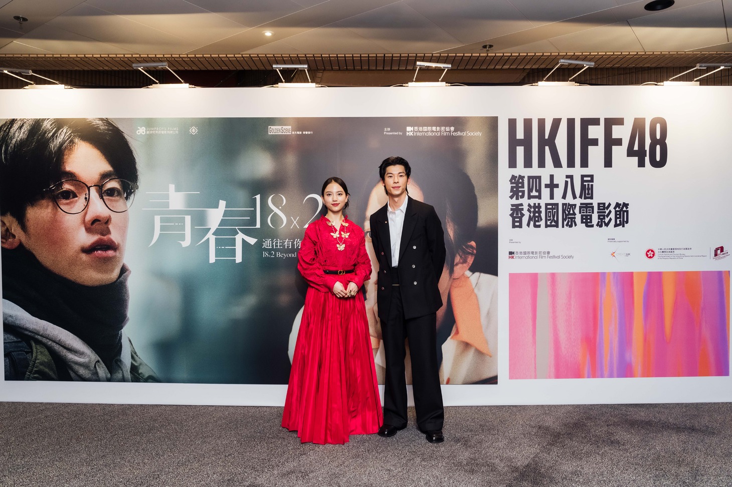 左から清原果耶、シュー・グァンハン（許光漢）。