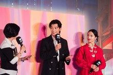 シュー・グァンハン（中央）と清原果耶（右）。