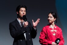 左からシュー・グァンハン（許光漢）、清原果耶。