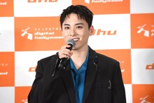 緊張した様子でステージに上がったあと、「もうちょっと歓声が欲しかったですね」とジョークを飛ばす川西拓実。