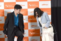 ロングスカートのため、ハイチェアに座るのに苦戦する桜田ひより（右）を気遣う川西拓実（左）。