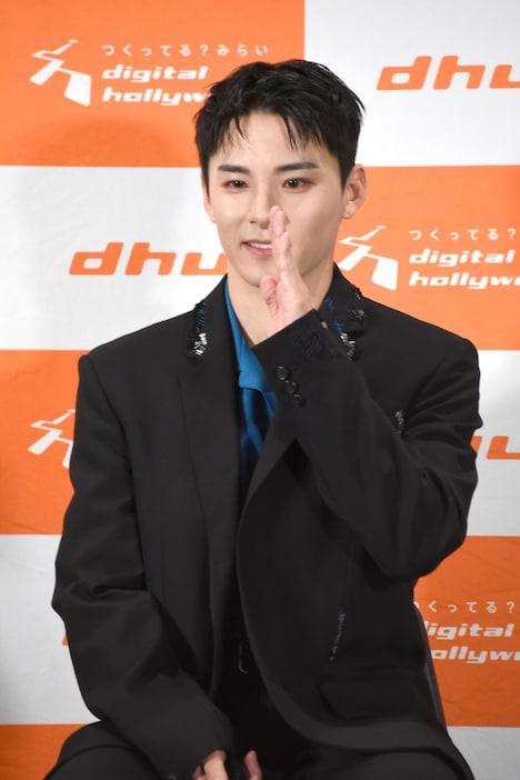 自身が演じた清澄というキャラクターの紹介時、こっそり挙手をする川西拓実。