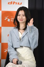 潮の紹介時に手を挙げてアピールする桜田ひより。