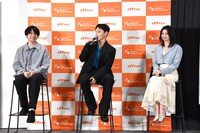 左から風間太樹、川西拓実、桜田ひより。