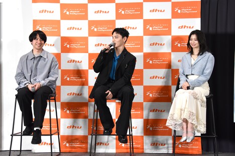 左から風間太樹、川西拓実、桜田ひより。