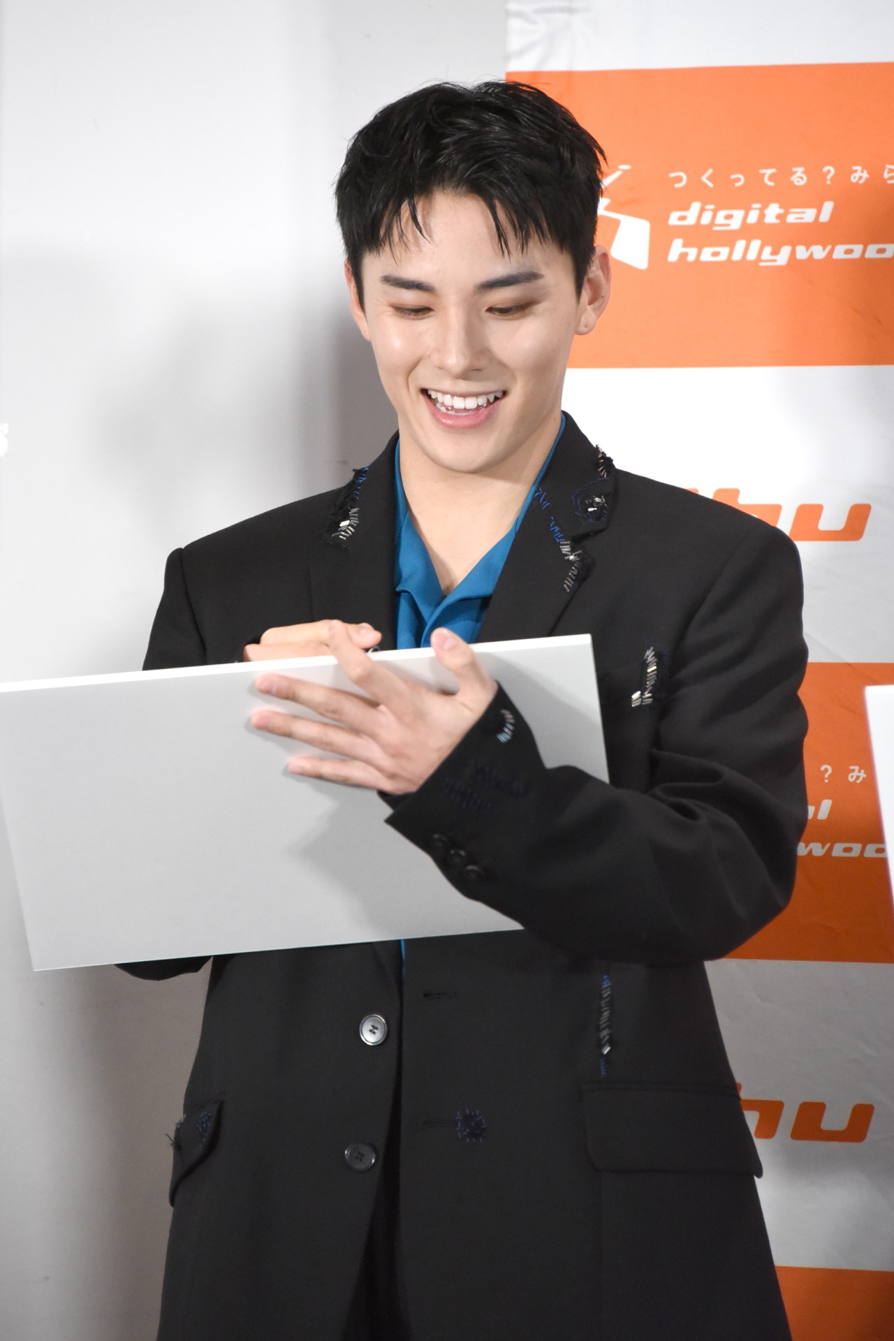 「川西拓実主演の映画を撮影するとしたら？」というお題への答えを考える川西拓実。
