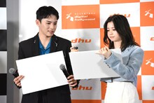 桜田ひより（右）の分のマイクも持ち、回答が終わるのを待つ川西拓実（左）。