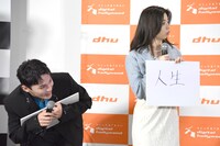 「川西拓実主演の映画を撮影するとしたら？」というお題への、デジタルハリウッド大学新入生の回答に興味津々な様子の川西拓実（左）。