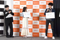 「タトバ！ですよね？」と、「仮面ライダーオーズ」の話題で通じ合う川西拓実（左）とデジタルハリウッド大学の新入生（右）。中央は桜田ひより。