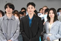 左から風間太樹、川西拓実、桜田ひより。