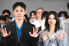 「バジーノイズ」新入生向け特別講義の様子。左から川西拓実、桜田ひより。