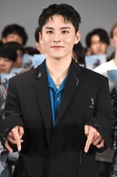 下を指差す川西拓実。