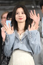 手を振る桜田ひより。