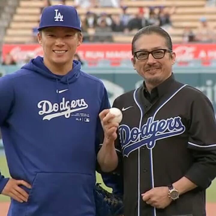 左から始球式のキャッチャーを務めた山本由伸、ピッチャーを担った真田広之。