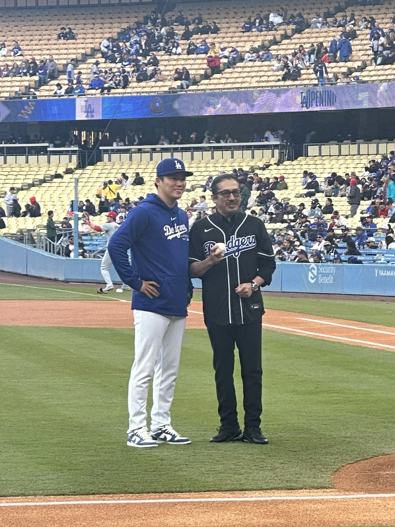 左から山本由伸、真田広之。