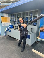 笑顔でバットを振る真田広之。