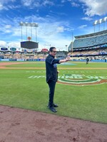 ドジャースタジアムで白球を握る真田広之。