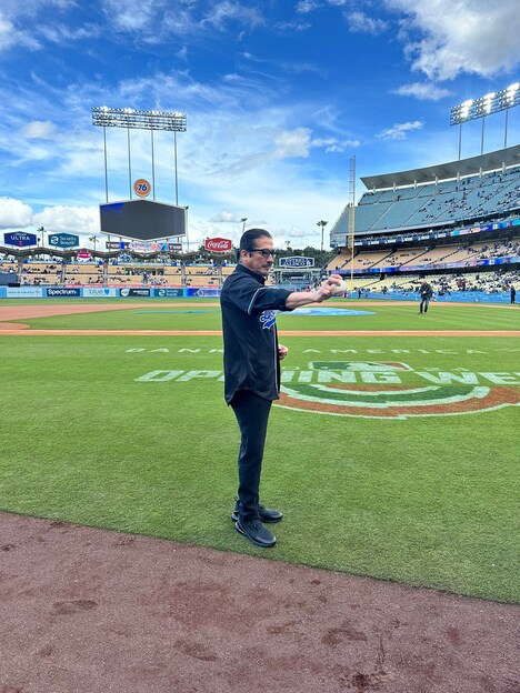 ドジャースタジアムで白球を握る真田広之。