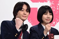 左から犬飼貴丈、松本穂香。