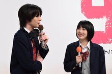 左から犬飼貴丈、松本穂香。