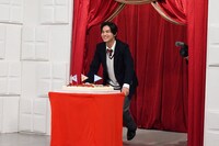高橋海人の誕生日ケーキを運ぶ中川大志。