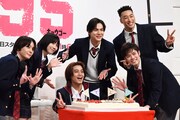 ドラマ「95」のキャスト陣に誕生日を祝われる高橋海人（中央）。