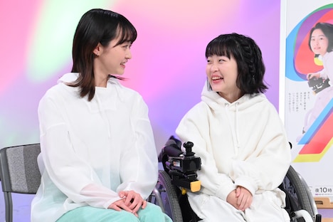 左から伊藤万理華、和合由依