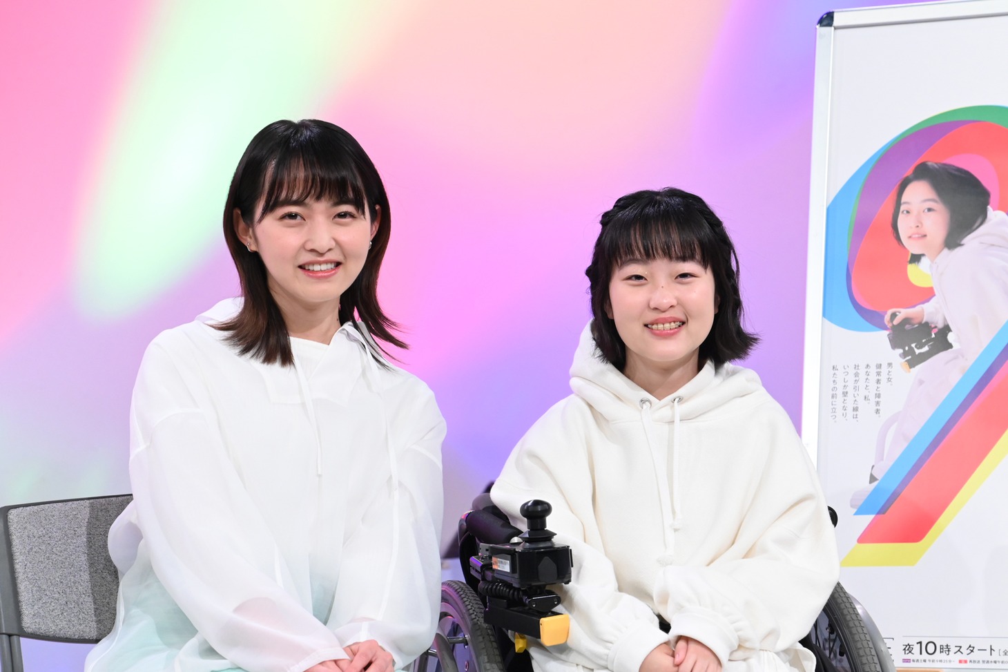 「パーセント」取材会の様子。左から伊藤万理華、和合由依