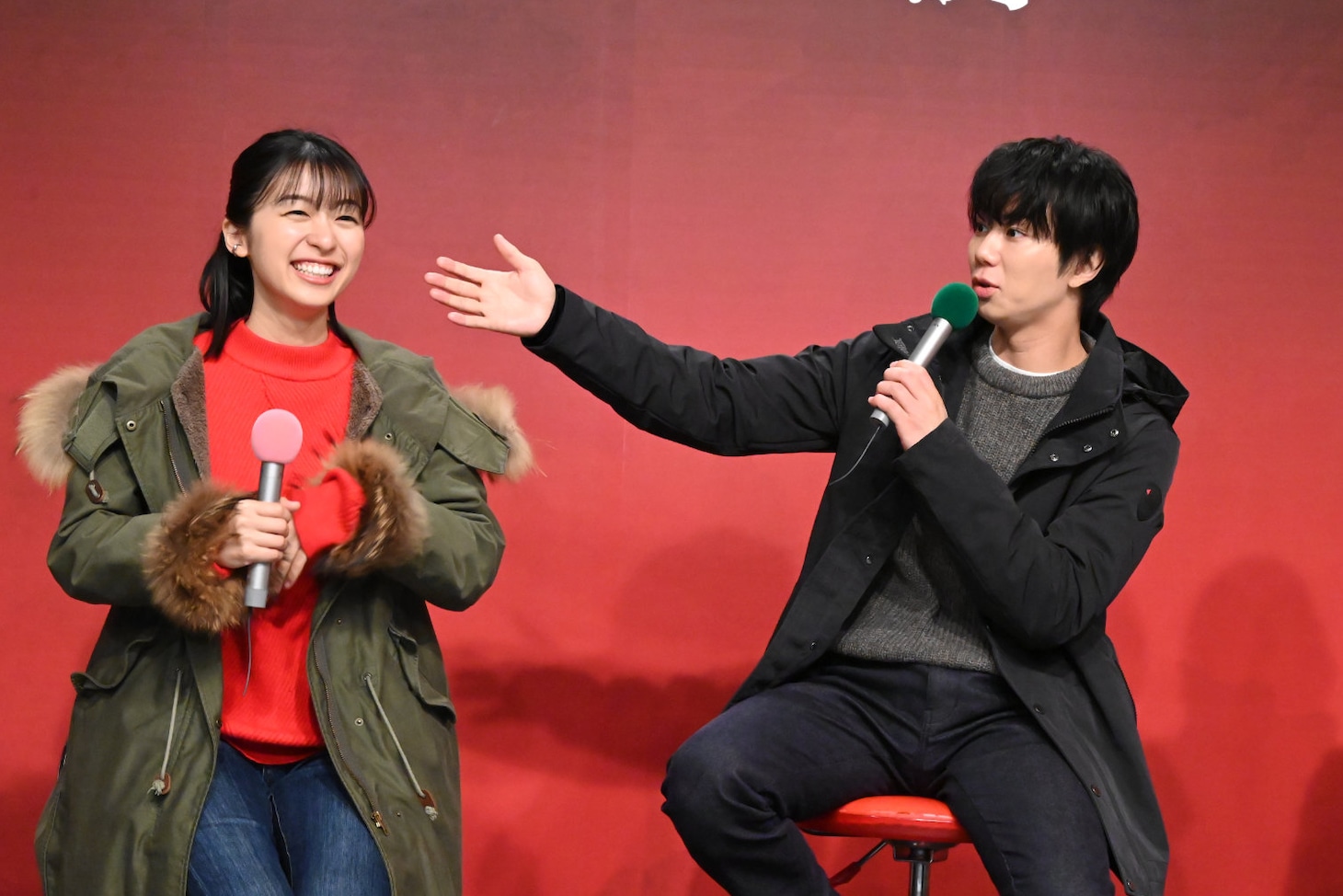 鳴海唯（左）に「1番いい回答じゃない？」と話しかける北山宏光（右）。