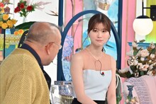 左から笑福亭鶴瓶、生見愛瑠。