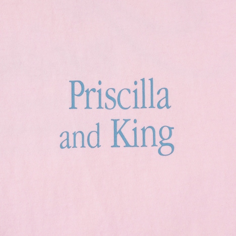 「プリシラ」とWeberのコラボレーションTシャツBデザインに配置される「Priscilla and King」というワード。